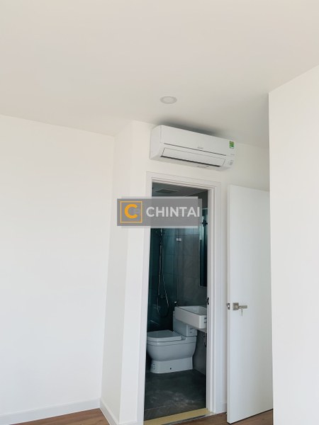 Căn hộ D'Lusso nội thất cơ bản, ban công thoáng mát đón gió.