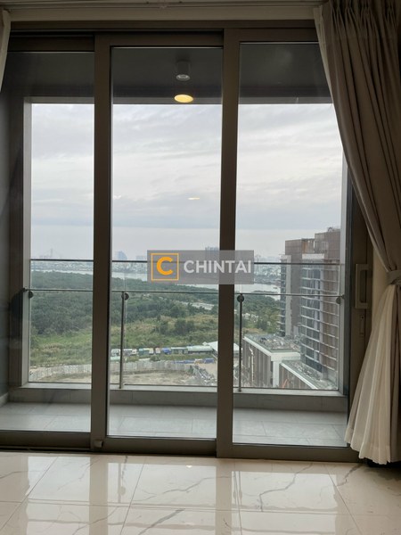Căn hộ Empire City ban công rộng rãi, cửa chính hướng Tây Bắc