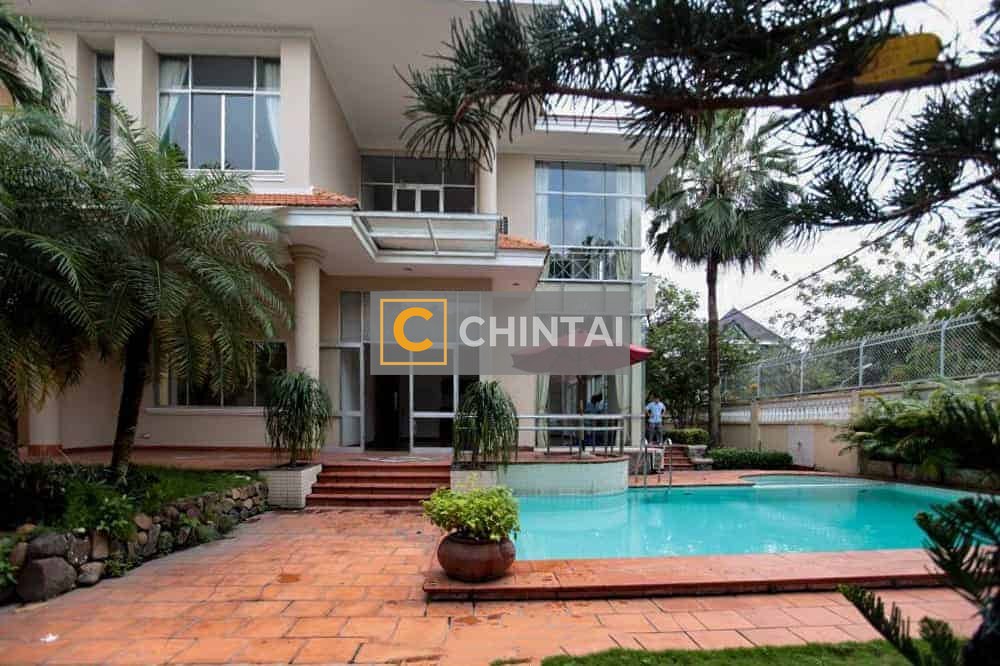 4-Bedroom Villa With Large Garden Near The River For Rent