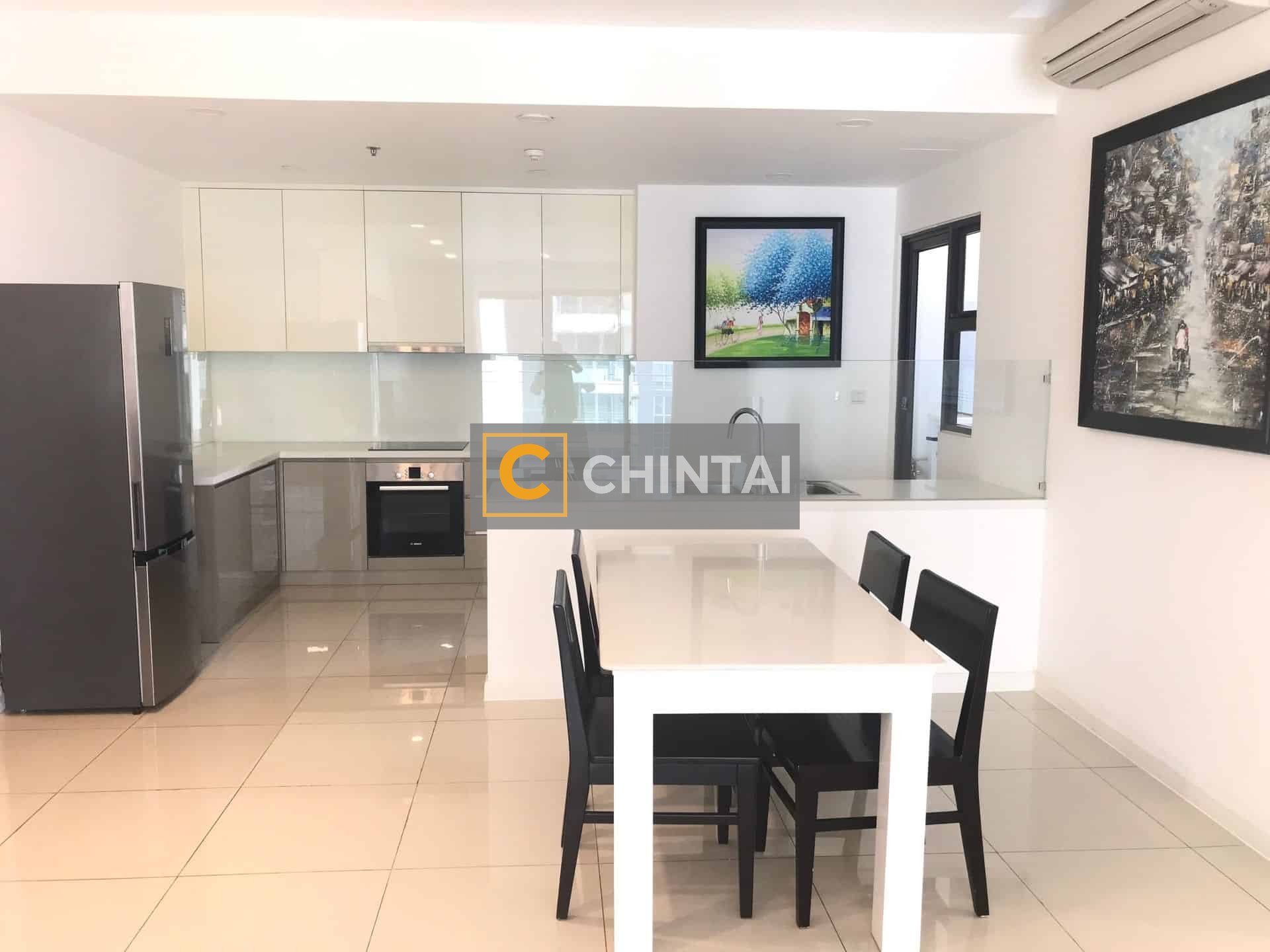 Amazing Apartment With Open Living Area For Rent