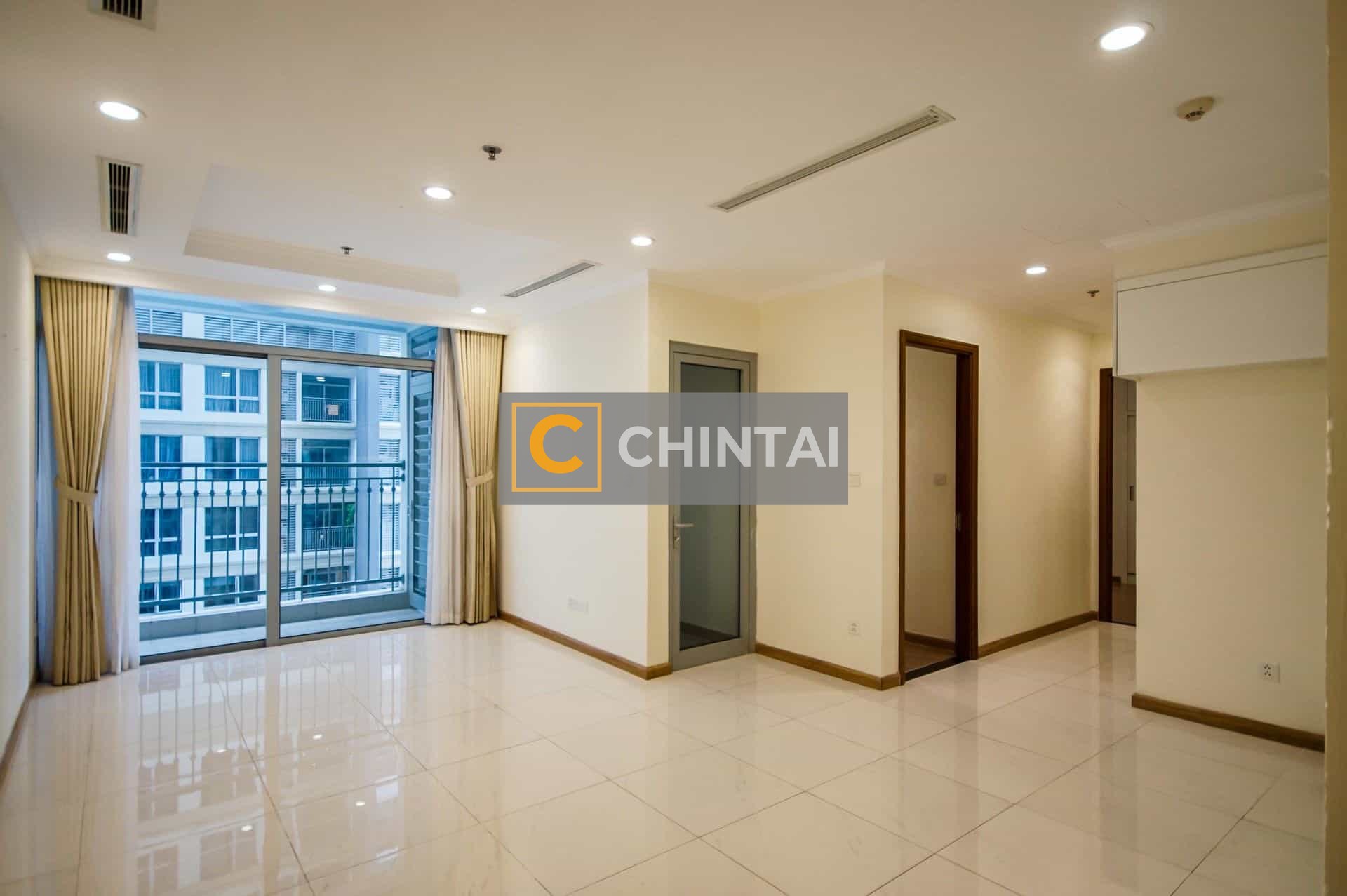 V6536 Landmark 5 Apartment 02 Bedrooms Middle Floor