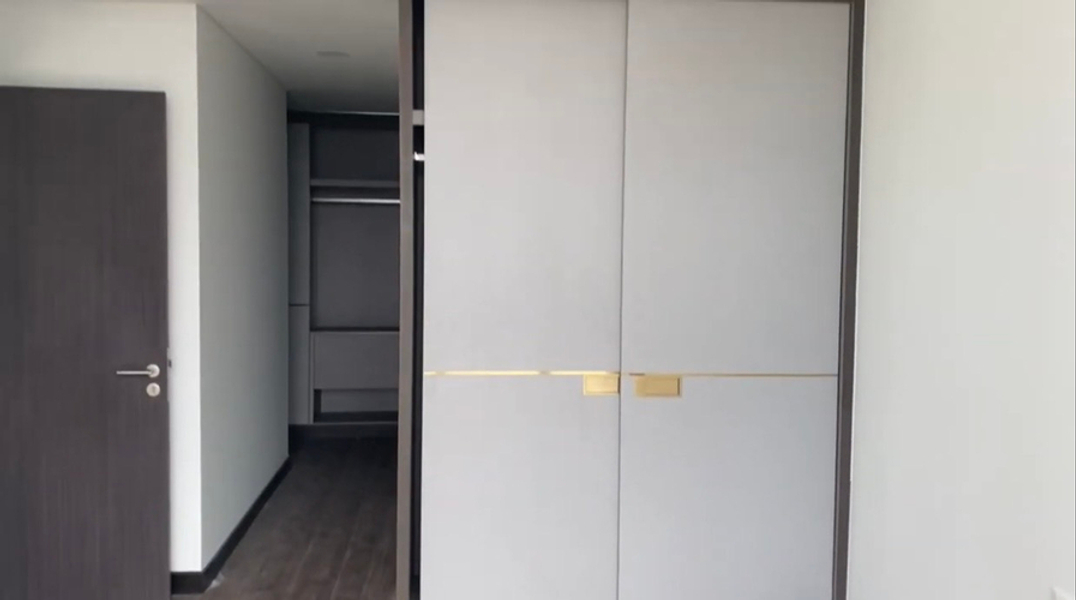 Duplex Empire City view sông thoáng mát, nội thất cơ bản.