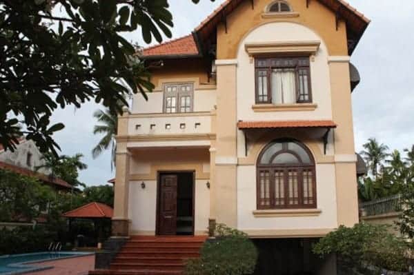 Genteel Old Fashion House With Large Pool And Courtyard.
