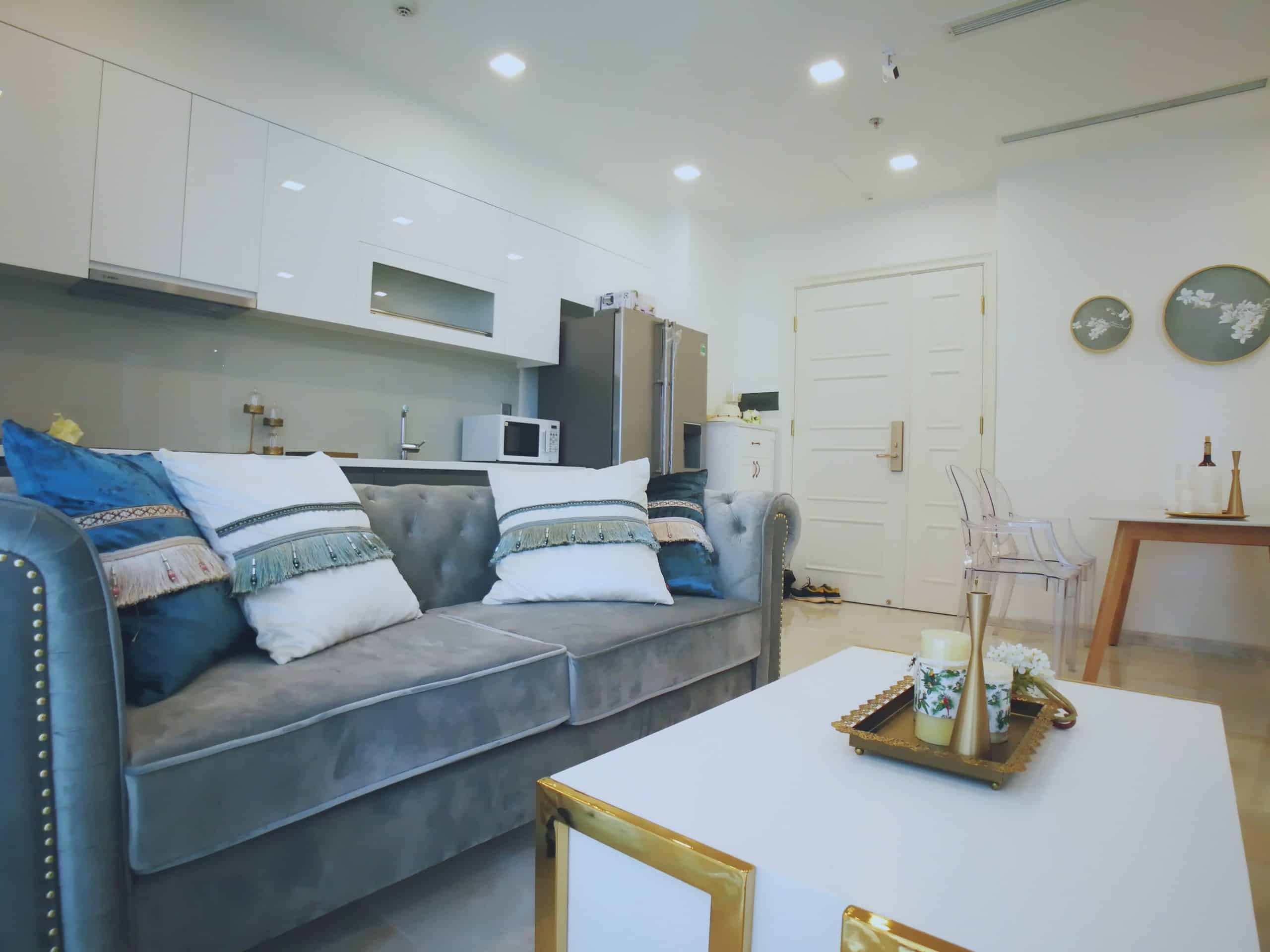 Gorgeous 2 Bedrooms Apartment Vinhome Golden River For Rent