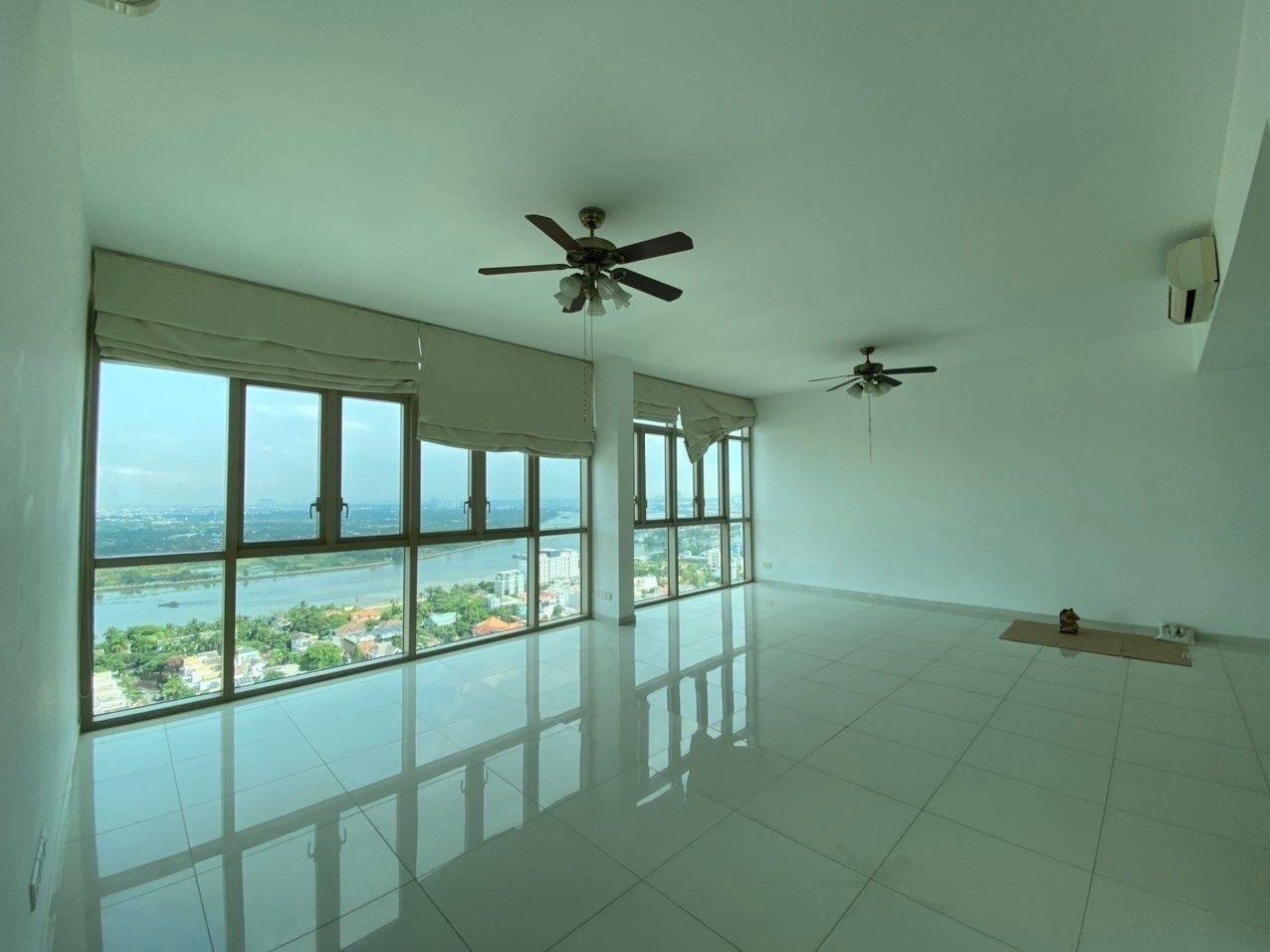 Unfurnished 04 Bedrooms Apartment Vista An Phu For Rent VA266