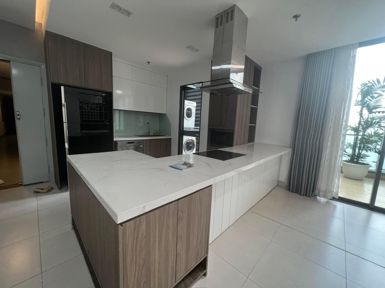 Opulent Penthouse Paradise: Lavish Living with Luxurious Furnishings